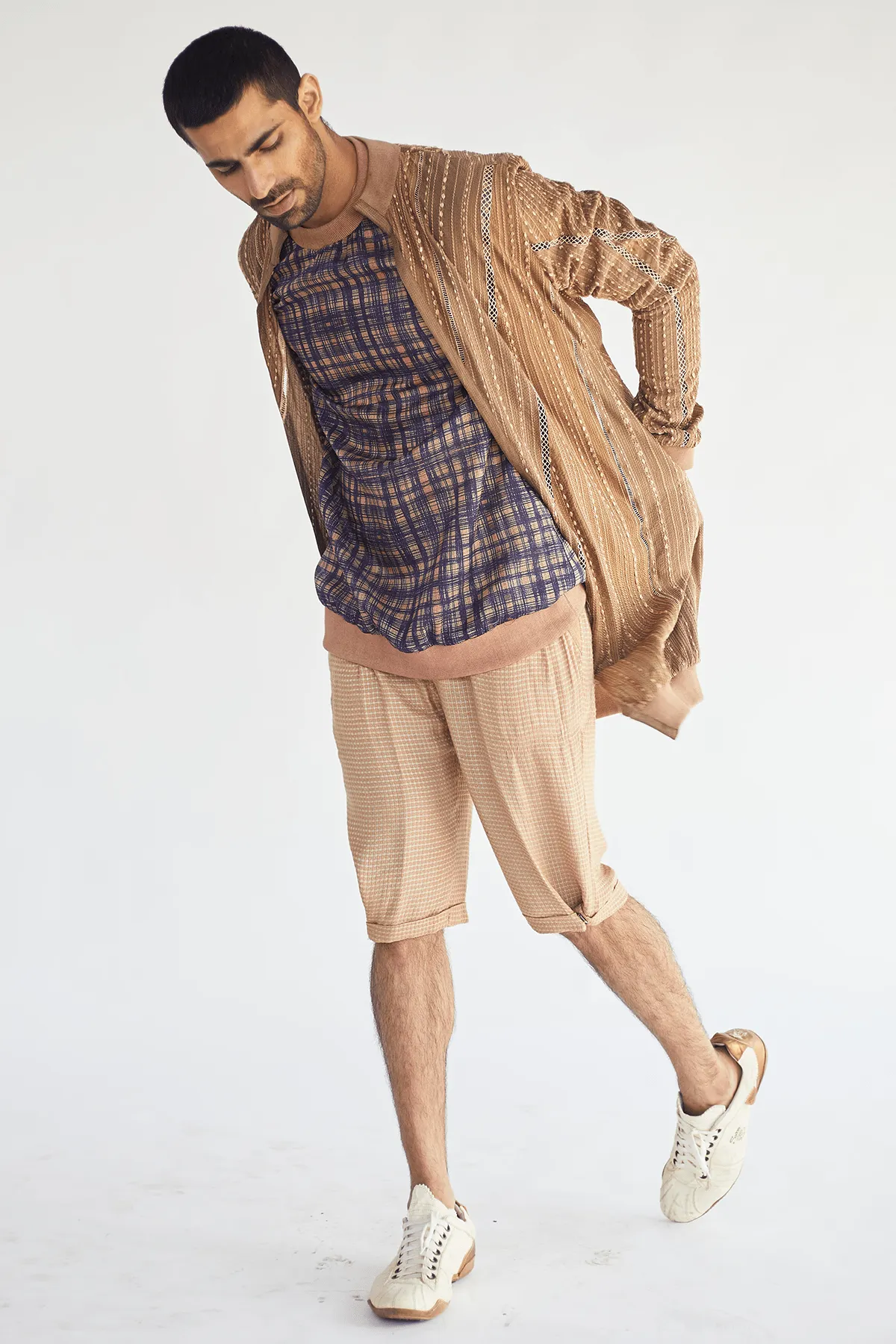 Jacket with sketchy Prints Pullover Tunics and Checked Shorts
